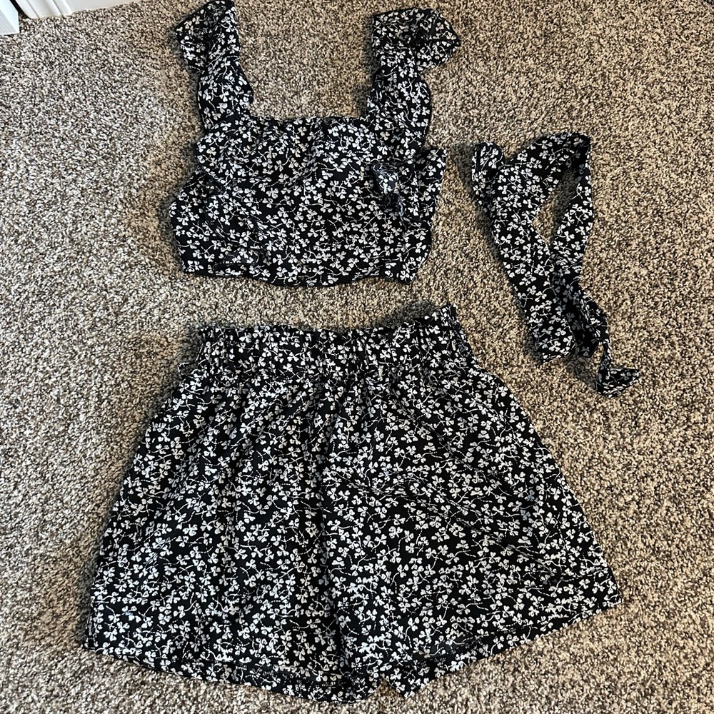 SHEIN Black and White Floral Tank Top